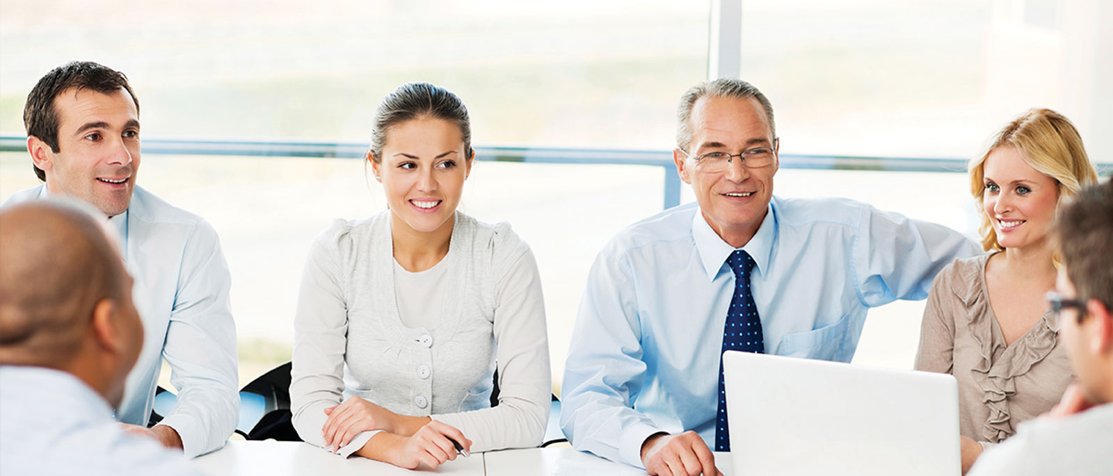 5 Personen sitzen am Tisch im Meeting