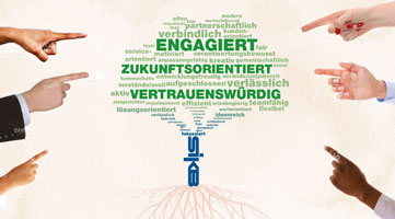 Soziales Engagement Hände zeigen auf Baum der aus Worten besteht