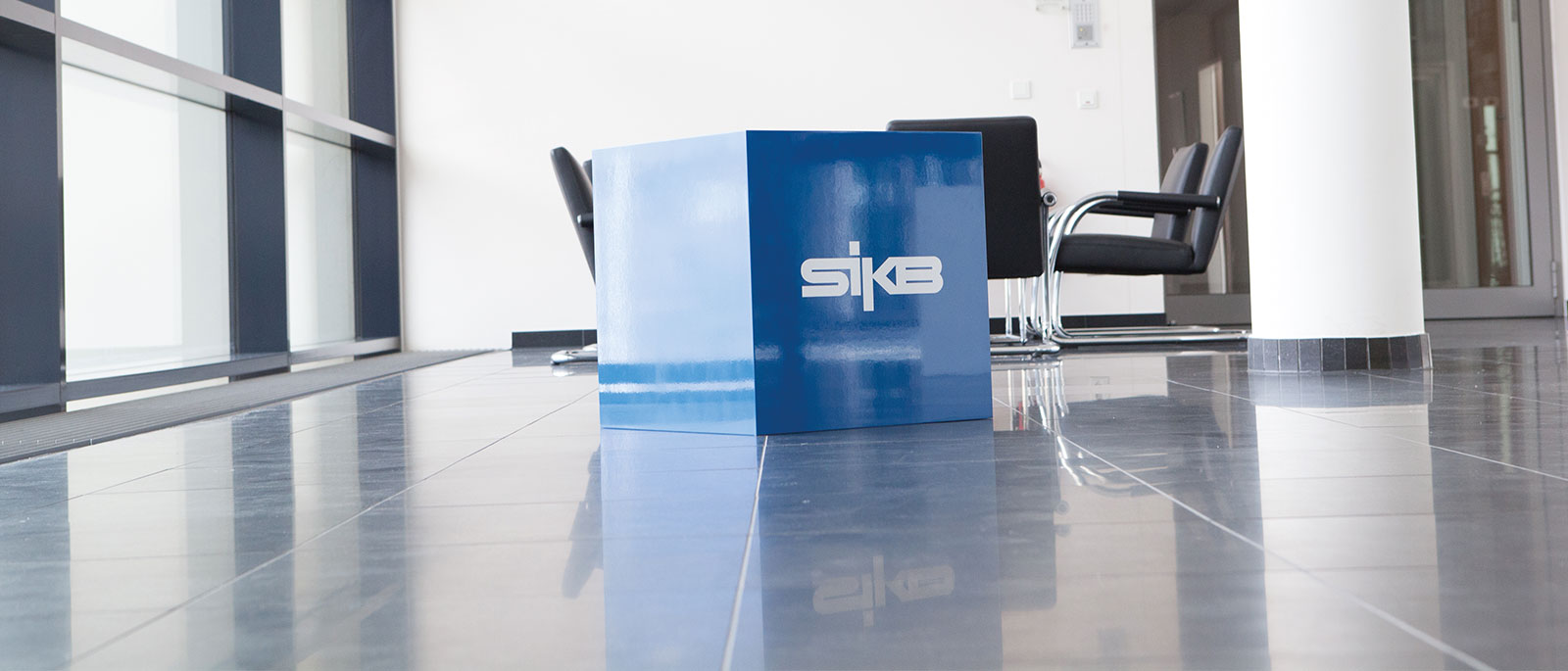 Würfel mit SIKB Logo im Gebäudeflur