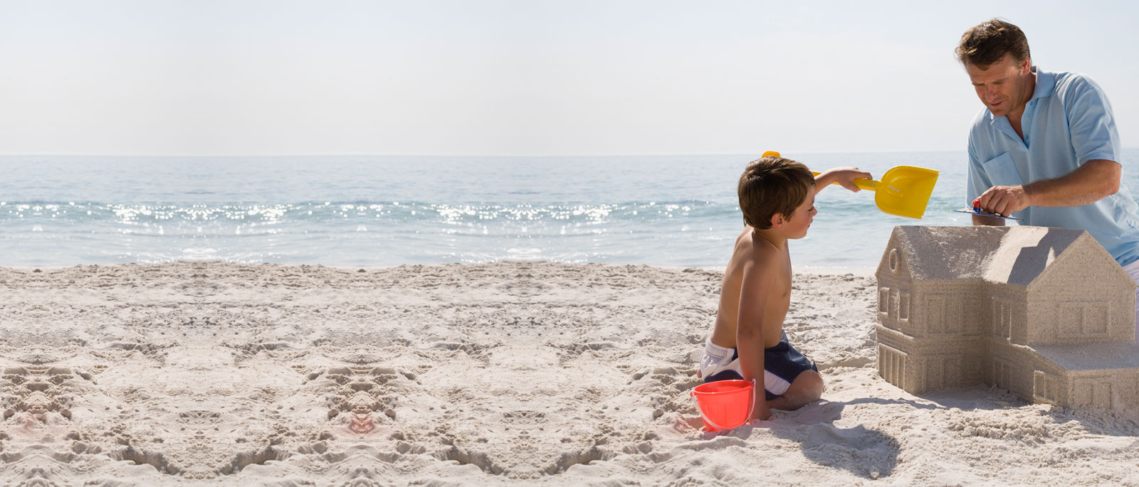 Vater und Sohn bauen Sandburg