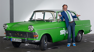 Förderung im Saarland Mann steht vor Oldtimer