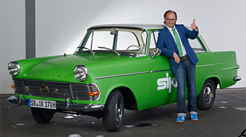 Partnerunternehmen Mann steht vor Oldtimer
